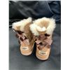 Image 2 : KIDS UGGS SIZE 7 BOOTS