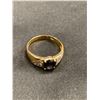 Image 2 : 18KT GOLD RING WITH DIAMONDS AND GEMSTONE SIZE 10