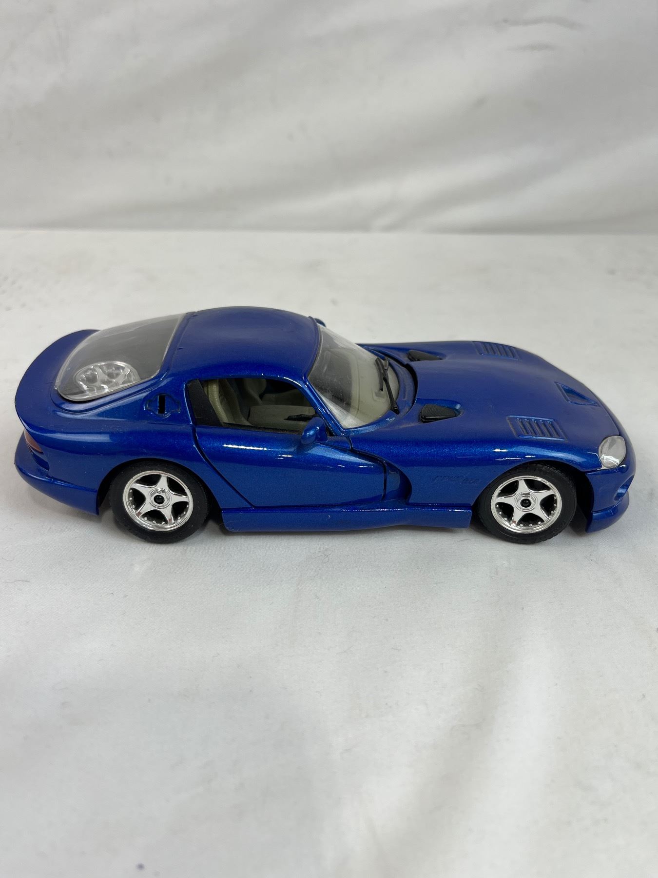 Burago Dodge Viper Gts Coupe Con Rayas Azul 1:24 | Meses sin interés Burago Dodge Viper Gts Coupe Con Rayas Azul 1:24 | Meses sin interés