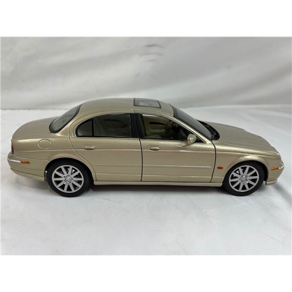 Maisto Jaguar S-Type 1:18 Scale