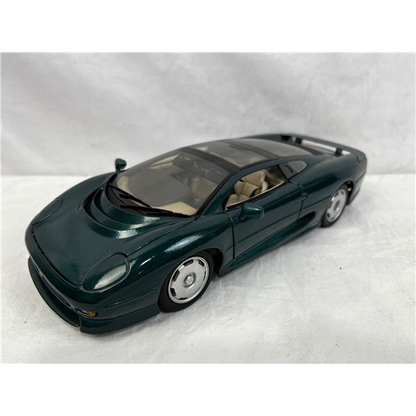 Maisto Jaguar XT220 Scale 1:18