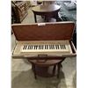 Image 1 : VINTAGE YAMAHA KEYBOARD IN CASE