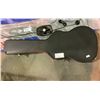 Image 2 : SUZUKI 700 ACOUSTIC GUITAR WITH HARD CASE (HAS SOME BODY DAMAGE)