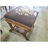 Image 2 : PETTIPOINT FLORAL FOOT STOOL