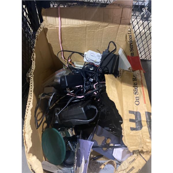 BOX OF ASSORTED ITEMS INCLUDING; DC POWER ADAPTERS, SMALL WHEELS, PLATE & MORE