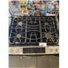 Image 2 : FRIGIDAIRE GALLERY CONVECTION OVEN WITH GAS TOP STOVE