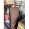 Image 2 : PALLET WITH 2 ROLLING CLOSETS AND ASSORTED SET DEC ITEM
