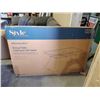 Image 1 : Style Penham Bay Patio Table in box