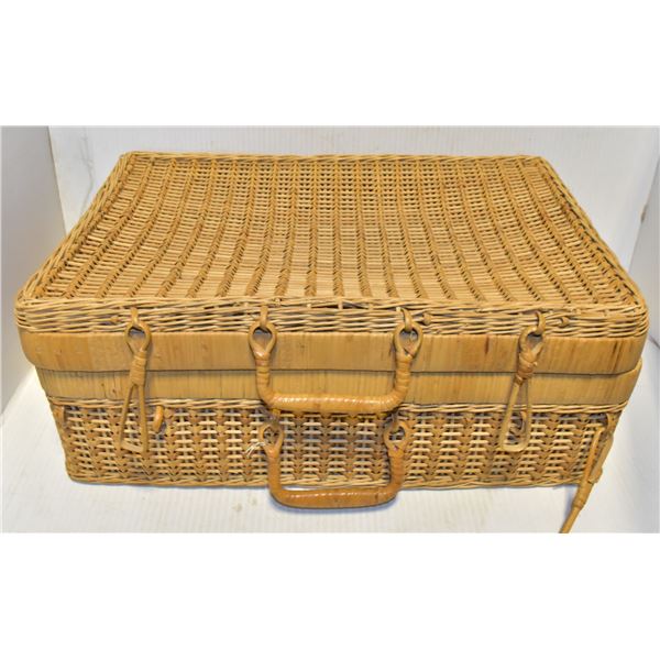 WICKER PICNIC BASKET