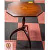 Image 1 : ANTIQUE SIDE TABLE