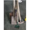 Image 3 : 2 BUNDLES OF GARDEN TOOLS, RAKES, SHOVELS