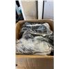 Image 9 : DROP IN SINK AND BOX OF TOILET SEATS