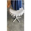 Image 2 : BOTTLECAP PATIO TABLE WITH PATIO UMBRELLA