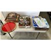 Image 1 : LOT OF PLATTERS, PICTURES AND COLLECTIBLES