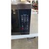Image 2 : BLACK SAMSUNG MICROWAVE - WORKING, SLIGHT HUM ON STARTUP