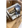 Image 4 : MARINE HYDRAULIC PUMP AND BOX OF MANUAL SUMP PUMPS