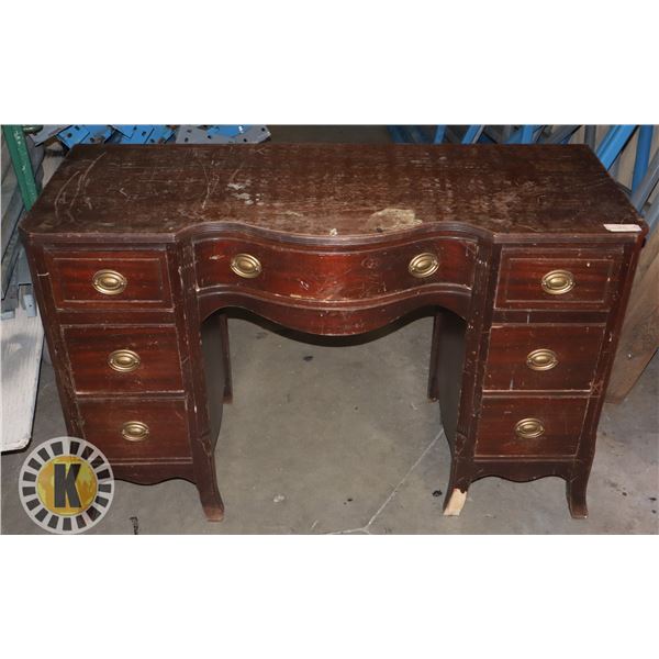 ESTATE ANTIQUE/ VINTAGE WOODEN DESK