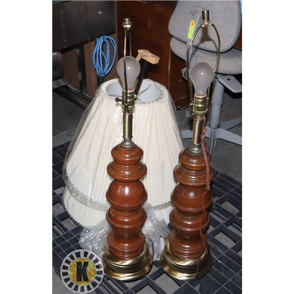 LOT OF TWO MATCHING LAMPS