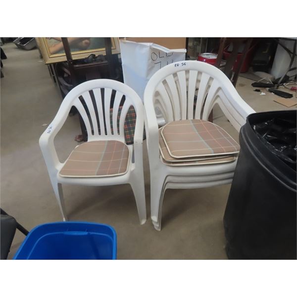 4 Patio Chairs with Self Standing Patio Umbrella & 2 Fraserwood Swan Ornaments