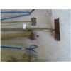 Image 2 : 6 Yard Tools: Axe, Mallet, Garden Claw, Clipper