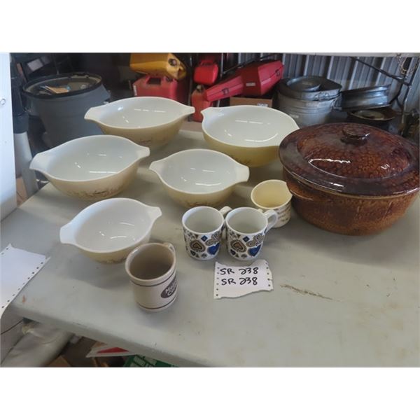 Set of 5 Pyrex Mixing Bowls , Crockery Covered Pot Cups