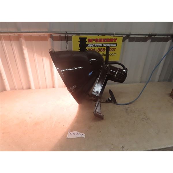 Large Shop Light with Mount & Regular  110 Plug In
