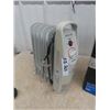Image 2 : 14" Fan with Adjustable Height, Honeywell Humidifier, Airworks Mini Oil Heater