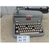 Image 2 : Royal Manual Typewriter