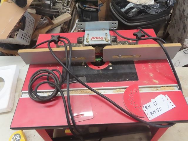 Freud 2 1/4 HP Router, Freud Router Table & Some bits