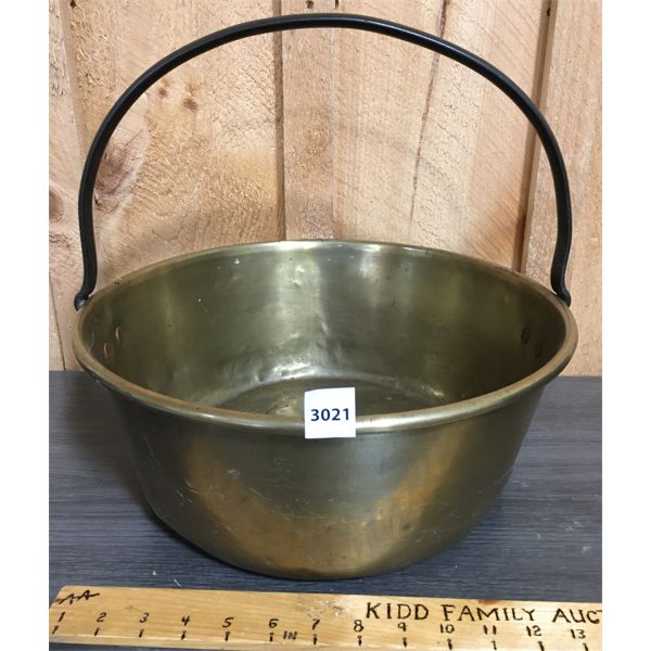 LARGE BRASS POT W/ HANDLE - 14in DIA