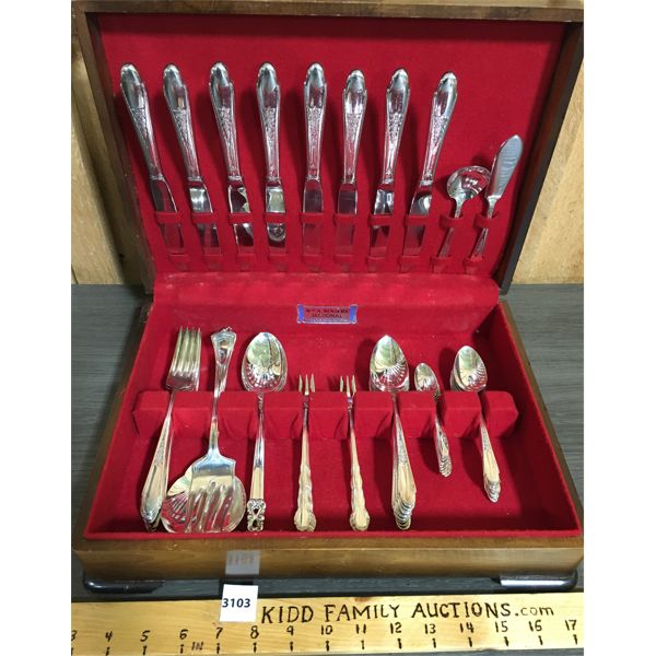 W.M ROGERS CUTLERY SET IN WOOD CASE