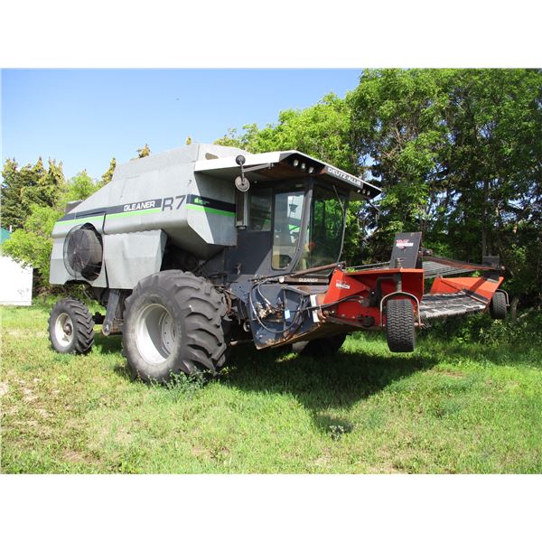 Deutz-Allis Gleaner R7 with 30 ft straight header