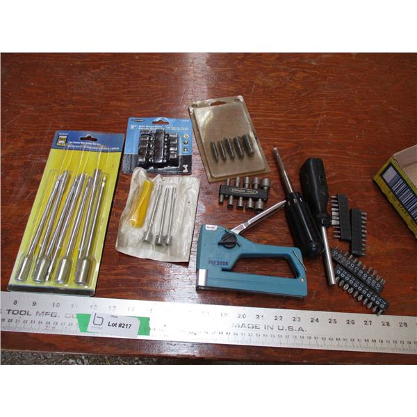 Stapler quick change metric nutsetter + nut driver set