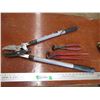 Image 1 : branch trimmer + pliers