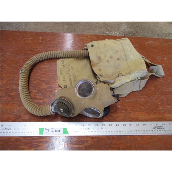 1938 gas mask with bag
