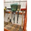 Image 2 : ASSORTED CORN BROOMS, PUSH BROOMS, PLASTIC / METAL RAKES, & POST DIGGER