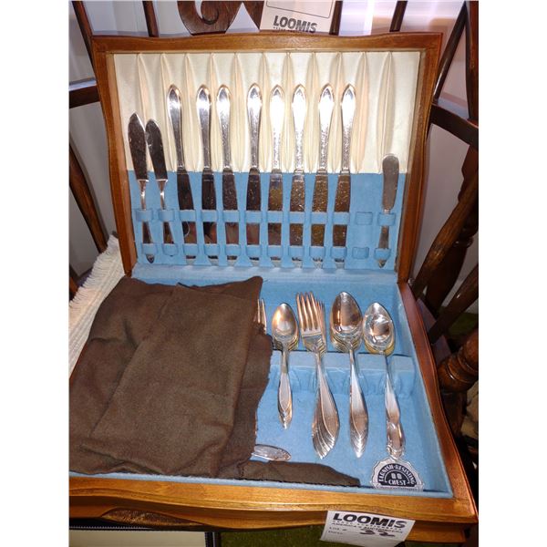 WM ROGERS SERVICE FOR 8 IN WALNUT BOX