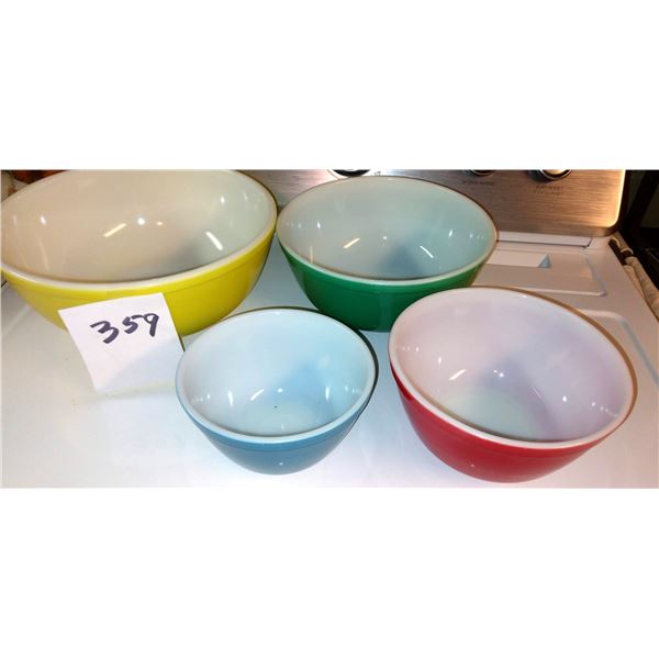 4 BOWL SET OF PYREX
