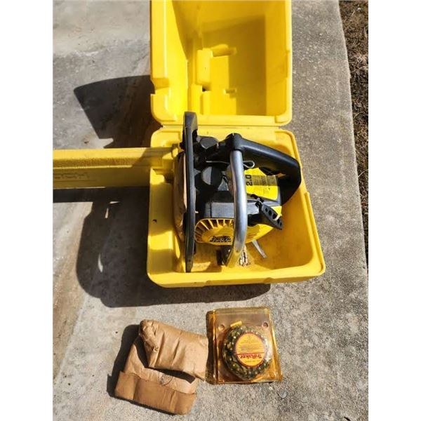 McCULLOCH EAGER BEAVER CHAIN SAW, WITH EXTRA CHAIN AND CARRYING CASE (RUNS)