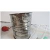 Image 3 : Metal Cheese graters + Metal Flour sifter
