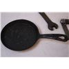 Image 2 : Mini Cast Iron Pan + Wench and Knife