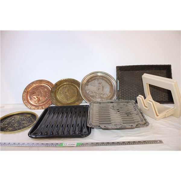 (2) Crisper Pans,(4) Decorative Plates, (2)Hose Holders, and A Tray