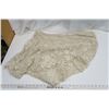 Image 5 : 17 Vintage Pillow & Table Linens