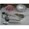 Image 2 : LOT OF VINATAGE KITCHEN ITEMS