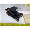 Image 2 : 2 Model Ford Vehicles - 1925 Ford Model T Pick Up and Couple (1:32)