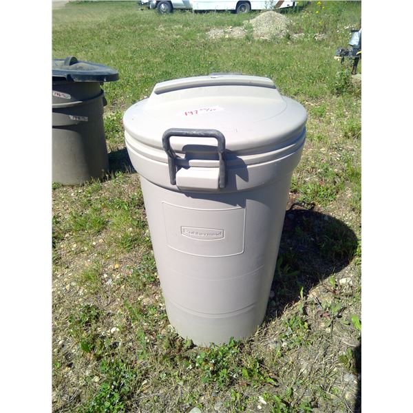 Rubbermaid Trash Can