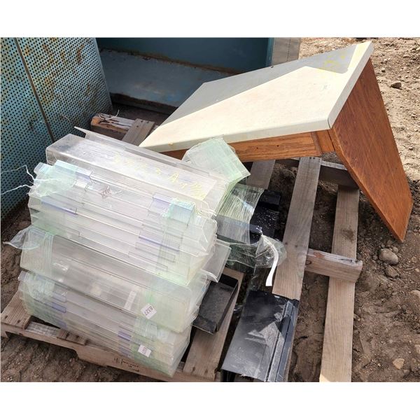 Lot of Assorted small shelves + A wooden desk H-2'5" W-2'6" D-1'7"