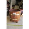 Image 2 : 3 Decorative Pieces - Wood Barrel, etc.