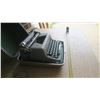 Image 5 : Royal Quiet De Luxe Portable Type Writer
