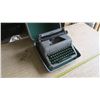 Image 6 : Royal Quiet De Luxe Portable Type Writer